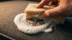 O sofá velho ficou como novo em 15 minutos — sem limpeza a seco