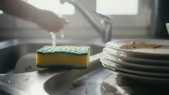 Por que não se deve deixar a louça de molho durante a noite — um perigo oculto na sua cozinha