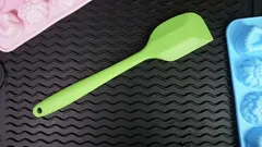 Por que se coloca uma espátula de silicone no congelador — um efeito que poucos conhecem