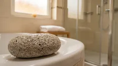 Por que é que os calcanhares ficam piores depois de usar a pedra-pomes — explicação científica